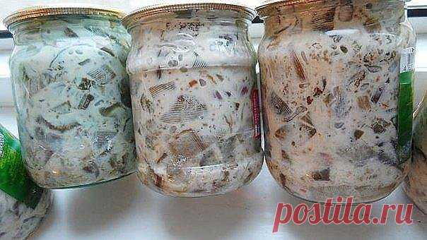 Баклажаны в майонезе со вкусом грибов.
Обалденная штука!

На 5 кг синих
800 гр любого майонеза,
1 пачечка грибной приправы,
1,5 кг лука.

Синие очистить, порезать кубиками, прокипятить 5 мин в воде. отдавить воду и обжарить на раст. масле. отдельно пережарить лук. все смешать и в баночки.

Стерилизовать 0,5 л - 30 мин., закатать.
Синие и воду не солить, хватает приправы. Долго возиться, но очень вкусные.
Вкус жареных грибов с майонезом.

Приятного аппетита!