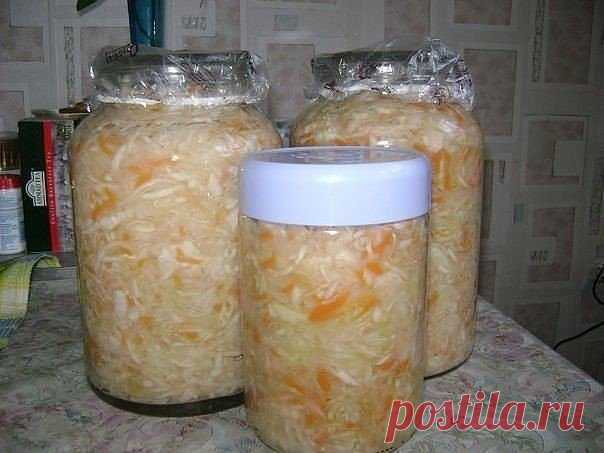 Квашенная капуста . 

Рецепт : 3-4 кг. капусты 
800 гр. моркови 
2 ст.л. без верха соли 
1/2 стакана сах. песка 
Капусту нашинковать с морковью ( НЕ ЖМЫХАТЬ ,А ПРОСТО ПЕРЕМЕШАТЬ ) плотнонабить 3-х литровую банку . В холодной кипячёной воде расстворитьсоль и постепенно влить в капусту ,СРАЗУ ЖЕ ПРОТКНУТЬ ДЕРЕВЯННОЙ ПАЛКОЙ дырки до дна и банку с капустой оставить на 3-4 дня не закрывать ,каждый день протыкать !!!! после 3-4х дней слить рассол растворить в нём 1/2 стакана сах...