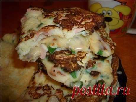 САМЫЕ ВКУСНЫЕ Лепешки на завтрак !! 
БЫСТРО ! ВКУСНО ! И ПРОСТО !

Ингредиенты на 4 порции:
- 4 яйца
- 4 ст. ложки сметаны
- 5 ст. ложки муки
- 1/2 маленького пучка зеленого лука
- половина сардельки
- сыр
- соль

Приготовление:
1. Нарезать мелко зеленый лук, сардельку.
2. Яйца взбить.
3. Добавить сметану и размешать.
4. Далее мука, соль, зеленый лук, сарделька, размешать.
5. Обжаривать, как блины, с двух сторон на раскаленной сковороде.
6. Когда лепешка будет готова, нате...