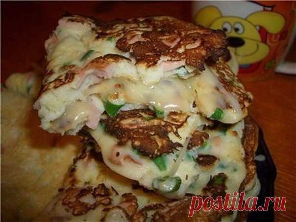 САМЫЕ ВКУСНЫЕ Лепешки на завтрак !! 
БЫСТРО ! ВКУСНО ! И ПРОСТО !

Ингредиенты на 4 порции:
- 4 яйца
- 4 ст. ложки сметаны
- 5 ст. ложки муки
- 1/2 маленького пучка зеленого лука
- половина сардельки
- сыр
- соль

Приготовление:
1. Нарезать мелко зеленый лук, сардельку.
2. Яйца взбить.
3. Добавить сметану и размешать.
4. Далее мука, соль, зеленый лук, сарделька, размешать.
5. Обжаривать, как блины, с двух сторон на раскаленной сковороде.
6. Когда лепешка будет готова, нате...