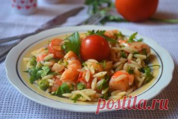 Паста с креветками и помидорами Паста с креветками и помидорами - это вкусное и ароматное блюдо, которое сочетает в себе нежные креветки и сочные помидоры. Паста орзо, напоминающая по форме рис, идеально подходит для этого рецепта. Блюдо дополняется зелёным горошком и специями, создавая насыщенный вкус.