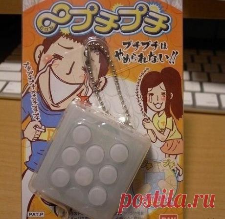 Японец создал силиконовую игрушку Mugen Puchipuchi, имитирующую ощущение от лопания пленочных пузырьков. В инструкции написано, что делать это можно бесконечно. / Занимательная реклама