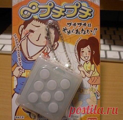 Японец создал силиконовую игрушку Mugen Puchipuchi, имитирующую ощущение от лопания пленочных пузырьков. В инструкции написано, что делать это можно бесконечно. / Занимательная реклама
