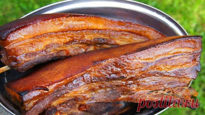 ВСЕ ПРОСТО По вкусу, такое сало очень напоминает копченое. 

Только вот коптить его совсем не нужно. Вам уже интересно? Приготовив его один раз, Вы навсегда откажетесь от магазинного изделия. Оно намного вкуснее и, конечно, натуральнее. Под такую закуску не грех выпить 100 грамм водочки с соленым огурчиком.