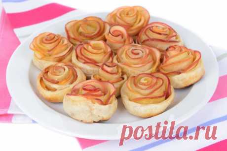 Розы из яблок: оригинальные булочки к чаю