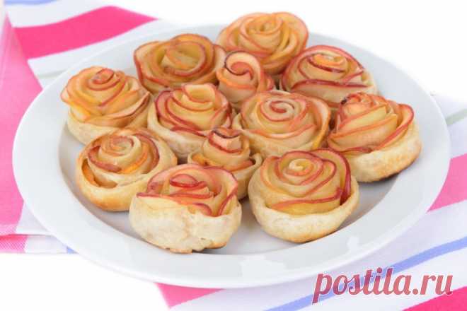 Розы из яблок: оригинальные булочки к чаю