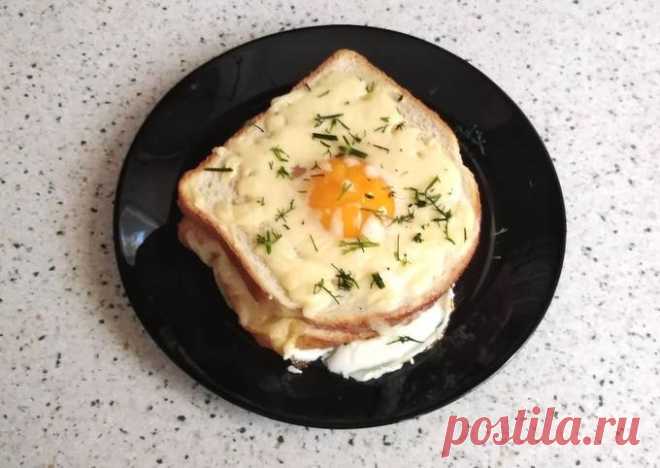 (1) Горячий бутерброд с яйцом и сыром 🥪 - пошаговый рецепт с фото. Автор рецепта Лариса 🌺🥣 . - Cookpad Рецепт этого горячего бутерброда с сыром и яйцом пришел из Германии. Он хорош тем, что имеет вид бутерброда, но при этом не требует раскатывать тесто и запекать его в духовке. Ингредиенты 8 ломтиков батона 100 г сливочного масла Для начинки: 2 куриных яйца 1 плавленый сырок 3 столовые ложки майонеза 1/2 пучка зелени укропа соль по вкусу Способ приготовления Шаг 1 Батон нарезать ломтиками толщ…