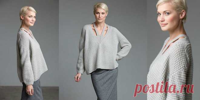 Модный оверсайз спицами с необычным оформлением выреза горловины