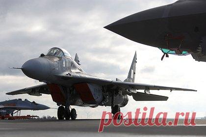 Российские войска сбили украинский МиГ-29 в тылу ВСУ. Российские военнослужащие сбили самолет МиГ-29 Вооруженных сил Украины в небе над населенным пунктом Алексеевка Донецкой народной республики, сообщило Минобороны. Также силами противовоздушной обороны был сбит 21 украинский беспилотный летательный аппарат, добавили в военном ведомстве.