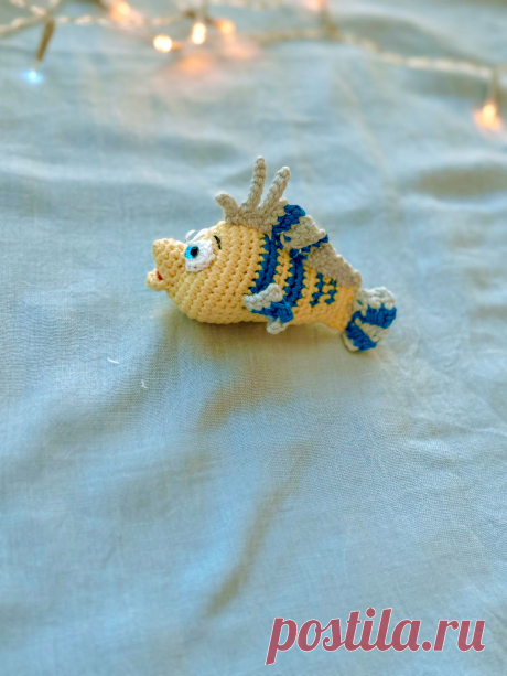 PDF Рыбка Флаундер крючком. FREE crochet pattern; Аmigurumi toy patterns. Амигуруми схемы и описания на русском. Вязаные игрушки и поделки своими руками #amimore - рыбы, маленькая рыбка из обычной пряжи, Флаундер из диснеевского мультфильма &quot;Русалочка&quot;.