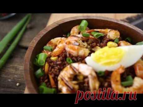 Как приготовить красный рис с креветками и овощами | Простой рецепт