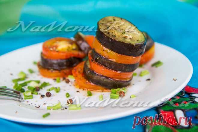 Закуска из жареных баклажанов с помидорами Закуска из баклажанов с помидорами и чесноком будет уместна на любом столе, будь он праздничный или повседневный. Рецепт очень простой.