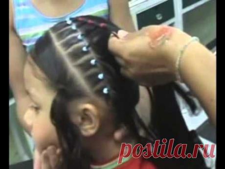 Ovalo con ligas y trenzas peinados de niña