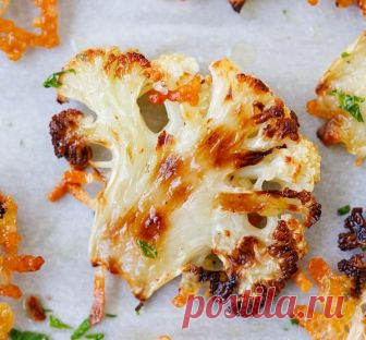 Как вкуснее всего приготовить цветную капусту. Лучше я еще не пробовала! Теперь готовлю только так! Ингредиенты:

250 г цветной капусты соцветия, нарезанные по горизонтали
2 столовые ложки растопленного сливочного масла
1 столовая ложка оливкового масла
щепотка соли
щепотка молотого черного перца
1/2 чашки сыра пармезан
1 чайная ложка нарезанной петрушки

Приготовление:

Разогреть духо