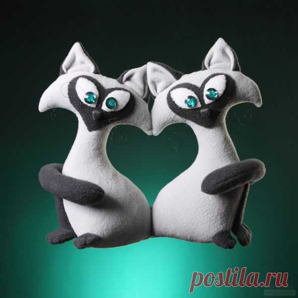 Влюблённая парочка сиамских котиков - авторская... / Рукоделие / Рукоделие  / Pinme.ru