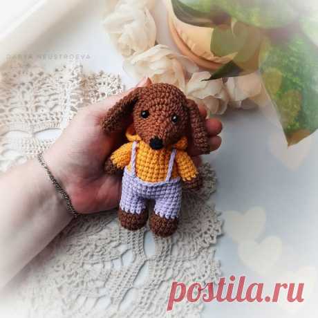PDF Крошка Такс крючком. FREE crochet pattern; Аmigurumi animal patterns. Амигуруми схемы и описания на русском. Вязаные игрушки и поделки своими руками #amimore - такса, собака, пёс, маленькая собачка, щенок, пёсик.