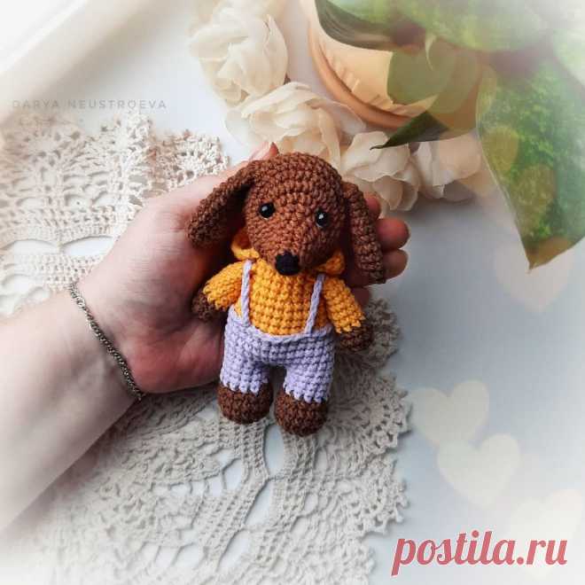 PDF Крошка Такс крючком. FREE crochet pattern; Аmigurumi animal patterns. Амигуруми схемы и описания на русском. Вязаные игрушки и поделки своими руками #amimore - такса, собака, пёс, маленькая собачка, щенок, пёсик.