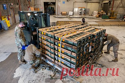 Украина и США договорились бороться с коррупцией при поставках оружия. Директор Национального антикоррупционного бюро Украины Семен Кривонос и генеральный инспектор Пентагона Роберт Сторч подписали меморандум, который закрепил договоренность стран о совместных усилиях по борьбе с коррупцией при поставках оружия. Отмечается, что с 18 октября Сторч будет выполнять функции надзирателя.