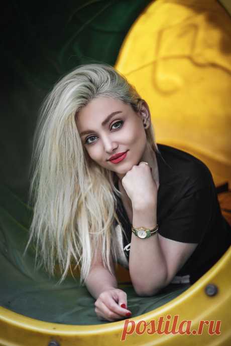 woman wearing black short photo – Free Blonde Image on Unsplash