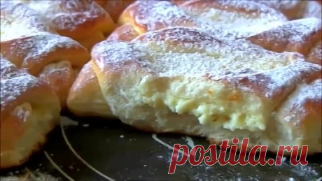 Открытые  пирожки с творогом из дрожжевого теста в духовке