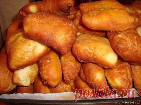 Жаренные пирожки с любой начинкой.