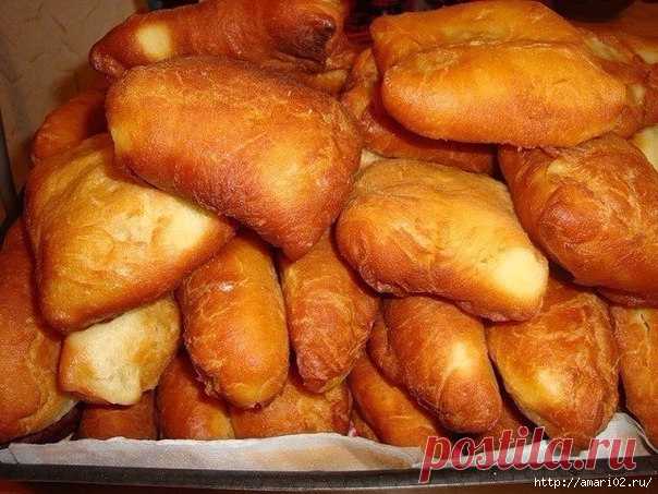 Жаренные пирожки с любой начинкой.