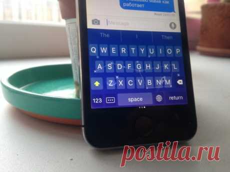 «Яндекс» внезапно выпустил клавиатуру для iOS. Там вы можете не только набирать текст (с автокоррекцией и угадыванием слов и смайликов), но и искать гифки, переводить предложения, отправлять геолокацию. Вот такой вот эксперимент