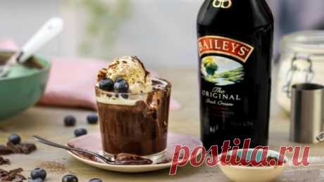 Готовим Baileys дома.
Ингредиенты:
• водки 180 г
• банка сгущенки 400 г
• 2 пачки "Чудо шоколадное молоко"
• ванилин на кончике ножа или пакетик ванильного сахара
• кофе 2 ч.л.
Приготовление:
1. Все смешиваем в блендере и даем постоять ну хотя бы 30 минут, лучше пару часиков!
2. Наслаждаемся и балуем подруг и себя любимую!
Если сгущёнка слишком жидкая добавьте чуток крахмала, чтобы вообще не отличить от оригинала по консистенции!
