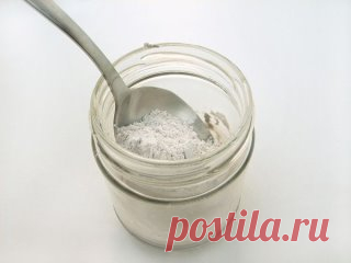 МЕЛОВАЯ МАТОВАЯ КРАСКА СВОИМИ РУКАМИ 
Как всего за два шага приготовить меловую краску. 
Меловая краска получила своё название в связи с тем, что при высыхании она получает матовый, похожий на мел вид. Она придаёт вещам бархатистый вид и прекрасно создает эффект старины. Такую краску легко можно сделать в домашних условиях, она быстро высыхает и не требует большого количества материалов. 
Приступим к работе! Для этого Вам потребуется: 
штукатурка 
эмульсионная краска (на водной основе) 
вода