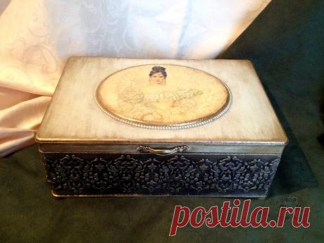 Шкатулка для украшений с двойным дном. Выполнена в технике декупаж: сложное окрашивание рельефа, кракле, отделка бисером, золочение различными материалами, внутренняя отделка бисером.