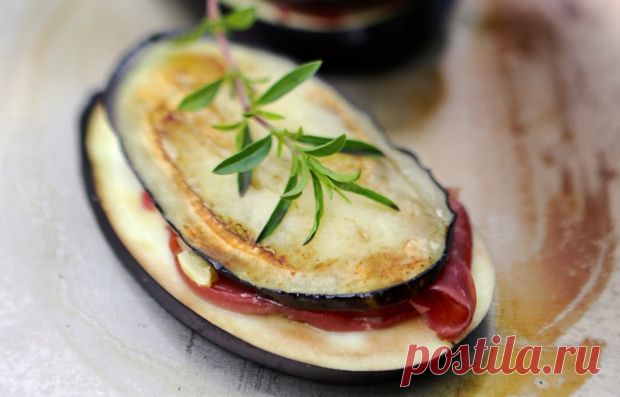 Горячая закуска с баклажаном на гриле - KitchenMag.ru Эту горячую закуску, приготовленную на гриле, мы рекомендуем подавать с листьями шпината. Просто возьмите горсть шпината и смешайте его с оставшимся маринадом. Но давайте обо всем по порядку.