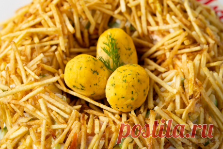 Салат Гнездо Дракона. Очень вкусно! Основой данного салата служит довольно знаменитый рецепт — «Гнездо глухаря», но благодаря украшению он получается еще более интересным и оригинальным. Подготавливаем необходимые продукты — яйца и кури