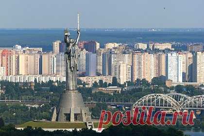 Монумент «Родина-мать» в Киеве переименуют. Генеральный директор Национального музея истории Украины во Второй мировой войне Юрий Савчук рассказал, что находящийся в Киеве монумент «Родина-мать» планируют переименовать в «Украина-мать». По его словам, для смены названия имеются все основания и данный шаг не будет являться простой формальностью.