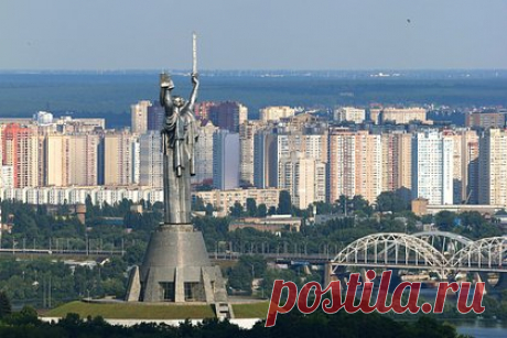 Монумент «Родина-мать» в Киеве переименуют. Генеральный директор Национального музея истории Украины во Второй мировой войне Юрий Савчук рассказал, что находящийся в Киеве монумент «Родина-мать» планируют переименовать в «Украина-мать». По его словам, для смены названия имеются все основания и данный шаг не будет являться простой формальностью.