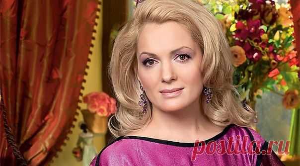 Ты – женщина и ты неповторима…
А чтоб для грусти не было причин,
Достаточно всего лишь быть любимой
Единственным из тысячи мужчин…

В тебе одной так много переливов,
Красивых граней, солнца и луны…
Ты можешь быть покорной и строптивой,
Ты можешь проникать в чужие сны…