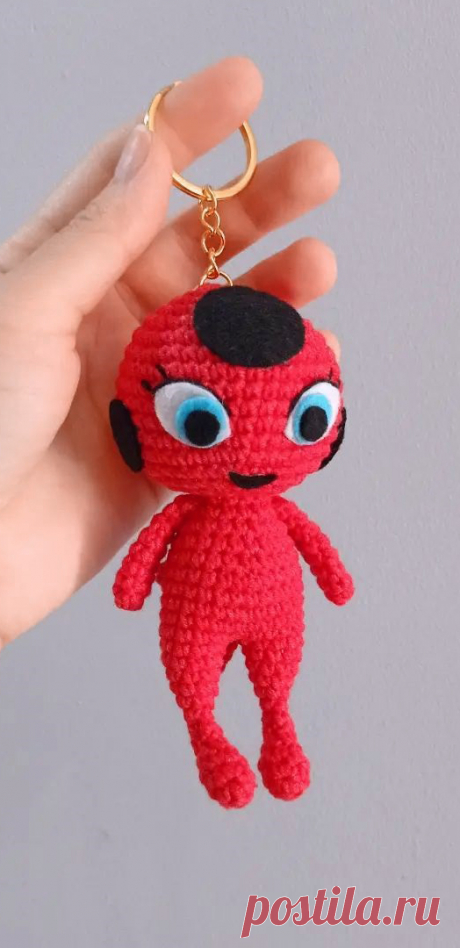 PDF Брелок Тикки крючком. FREE crochet pattern; Аmigurumi toy patterns. Амигуруми схемы и описания на русском. Вязаные игрушки и поделки своими руками #amimore - маленький персонаж из мультсериала Леди Баг и Супер Кот, герой детского мультфильма Квами Тикки.