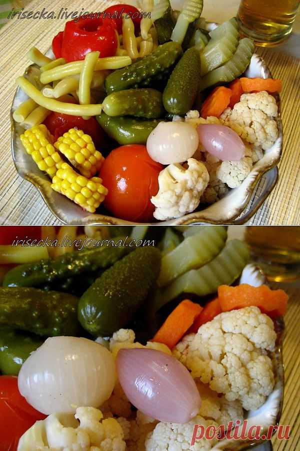 Пикули - овощное ассорти, маринованное в уксусе с пряностями.