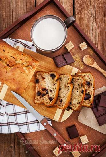 Банановый хлеб с кардамоном и шоколадом Не знаете куда деть пару заскучавших переспелых бананов? Пеките банановый хлеб (кекс)! Этот ещё и с ароматом кардамона. В оригинальном рецепте добавляются измельченные какао-бобы, ну а я, за неимением оных, добавила шоколад. Банановый хлеб с кардамоном и шоколадом (в оригинале с какао-бобами)…