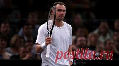 Заявка на прорыв года: Сафиуллин сокрушил Алькараса на «Мастерсе» в Париже и может взлететь в топ-40 рейтинга ATP. Роман Сафиуллин сломил сопротивление Карлоса Алькараса во втором круге турнира серии «Мастерс» в Париже. По ходу матча он дважды уступал с брейком, но впоследствии перехватывал инициативу и оставлял именитого соперника не у дел. 26-летний россиянин впервые взял верх над теннисистом из первой тройки рейтинга ATP и почти гарантировал себе попадание в топ-40, чего прежде ему не…