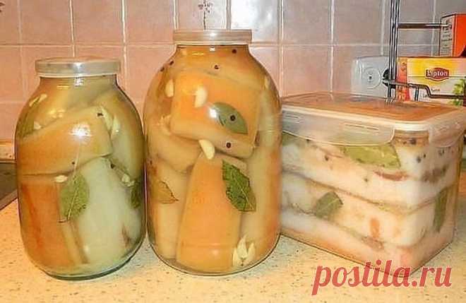 Самое вкусное сало. Самое вкусное сало.

Ингредиенты:
- сало
- вода - 1 литр
- поваренная соль - 1 стакан
- лавровый лист - 3-4 штуки
- перец горошком - по вкусу
- репчатый лук - 1 штука
- чеснок - 3-4 зубчика
- черный молотый перец.
Приготовление:
Складываем сало в кастрюлю, а затем делаем рассол.
Рассол: на 1 литр воды высыпаем 1 стакан соли, добавляем 3-4 листика лаврушки, перчик горошком и одну луковицу (я ее очищаю) рассол закипятим и через минутку заливаем сало горяч...