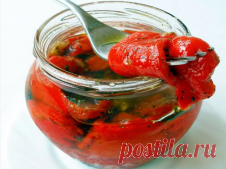 Печеный перец в собственном соку

Ингредиенты:

5 кг мясистого перца
I ч. л. соли,
2 ст. л. уксуса,
2 ст. л.’ растительного масла.

Приготовление:

Перец вымойте и обсушите. Целые перцы вместе с плодоножкой растительным маслом и запеките в духовке до мягкости (при температуре 160 °С — около 40 минут).
Выньте и очистите горячий перец от кожицы, семян и плодоножек.
Сполосните теплой кипяченой водой, положите в дуршлаг и оставьте на 5-7 минут, чтобы вода стекла. Тщательно вым...