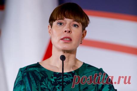 Президенту Эстонии помешают выдвигаться на второй срок из-за «пошлых поцелуев». Депутат Европейского парламента от Эстонии Яак Мадисон, чья партия недовольна результатами проводимой нынешним эстонским лидером политики, решил помешать действующему президенту республики Керсти Кальюлайд выдвигаться на второй срок. Инициатива собрала почти 2,5 тысячи подписей.