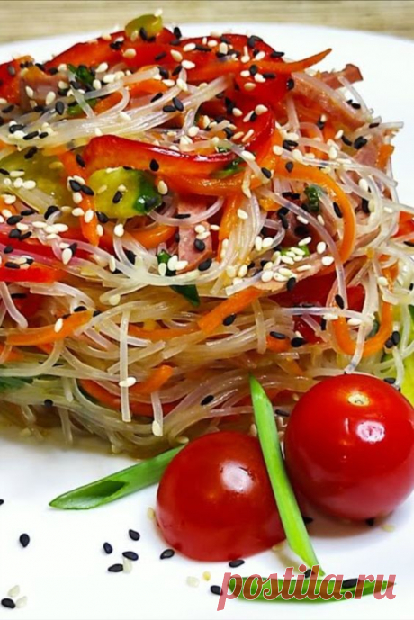 Салат из фунчозы с овощами и колбасой, 10 минут и все готово!
Рисовая лапша фунчоза, сочетается практически с любым набором продуктов. Я периодически от нехватки времени делаю набег на холодильник, беру всё, что на мой взгляд будет гармонировать друг с другом и запариваю фунчозу.
