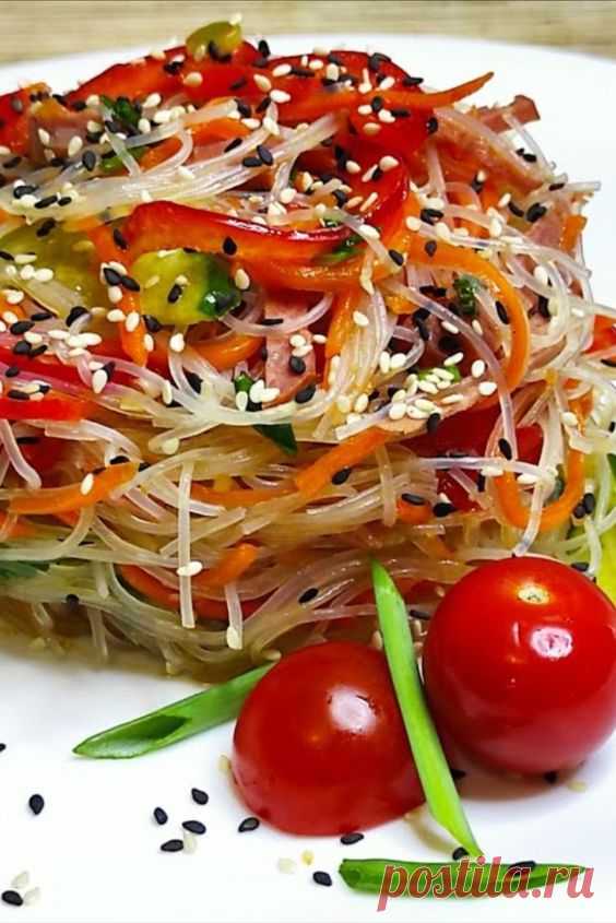 Салат из фунчозы с овощами и колбасой, 10 минут и все готово!
Рисовая лапша фунчоза, сочетается практически с любым набором продуктов. Я периодически от нехватки времени делаю набег на холодильник, беру всё, что на мой взгляд будет гармонировать друг с другом и запариваю фунчозу.
