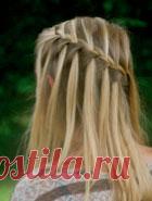 Прическа с «водопадными» французскими косами (+ пошаговые фото)  
 Если вы умеете плести обычную французскую косичку, то вам будет не сложно освоить и эту технику.



 



 «Водопадными» эти косички названы, поскольку оставляют на волосах…