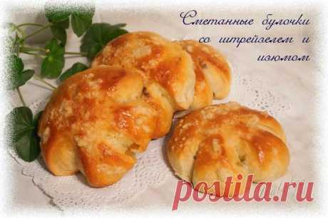Сметанные булочки со штрейзелем и изюмом
