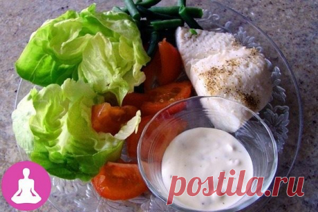 У худеющих под рукой должен быть такой список: 

1. Низкокалорийные продукты:
Помидоры, огурцы, грибы, белая нежирная рыба, цитрусовые.

2. Сытные продукты:
Овсяные хлопья, макароны из твердых сортов пшеницы, фасоль, цельно зерновой хлеб, яблоки.

3. Продукты, не провоцирующие скачки сахара в крови:
Обезжиренное молоко, чечевица, грибы, ягоды, салатные листья.

4. Продукты с пониженным содержанием жира:
Нежирный творог, куриные субпродукты, морепродукты, окунь, тунец.

5. ...
