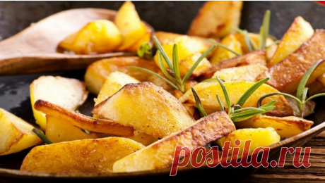Чтобы вкусно пожарить картошку, нужно предварительно поцарапать ее вилкой