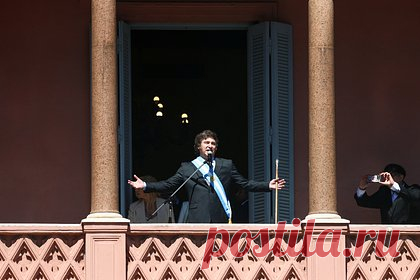 Милей попросил изобразить своих собак на президентском жезле. Президент Аргентины Хавьер Милей во время инаугурации получил от своего предшественника жезл как один из символов власти. Уточняется, что на нем изображены пять принадлежащих новому аргентинскому лидеру собак-клонов и их клички. Своих собак Милей называет своими детьми, их он благодарил за победу на праймериз.