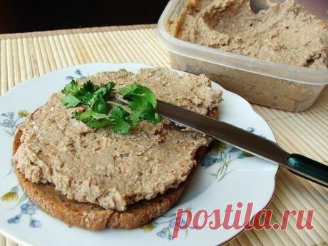 Печеночный паштет

ИНГРЕДИЕНТЫ:
 400 гр. куриной печени
 200 грамм куриного филе
 100 грамм сливочного, мягкого масла
 1 большая морковка
1 средняя луковица
1 долька чеснока
 1 лавровый листик
 соль, ч. перец.
 молоко 50 мл.

ПРИГОТОВЛЕНИЕ:
В подсоленной воде отварить филе с лавровым листиком.На сковороде потушить печень с зубчиком чеснока, за 3 минуты до готовности вылить в печень молоко, пусть доделывается в нем. Поперчить и посолить печень.
Обжарить натертую на крупной ...